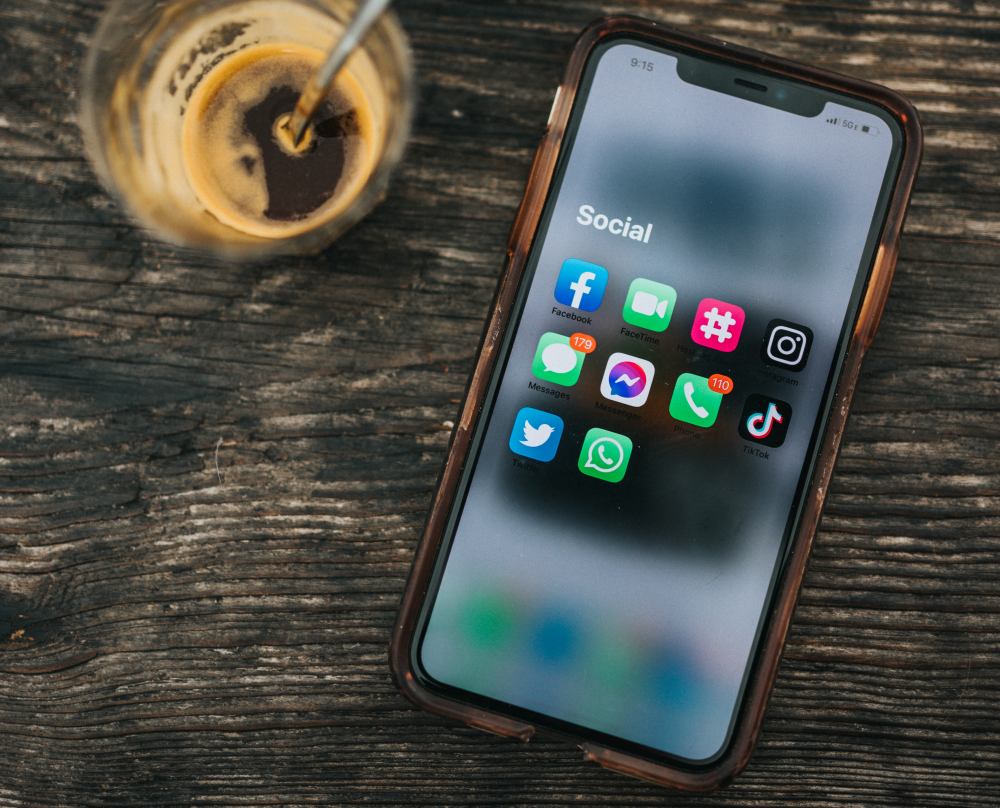 Ob Facebook, Pinterest, Instagram oder TikTok – die Entscheidung für eine Social-Media-Plattform als Vertriebskanal sollte von deinen Produkten und der Zielgruppe abhängen.