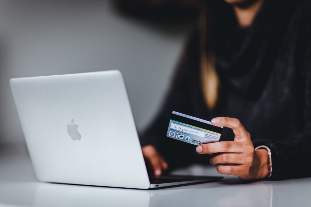 Mit externen Zahlungsanbietern fallen bei jeder Bezahlung eines Kunden Transaktionsgebühren für Sie an. Mit Shopify Payments können Sie das vermeiden.